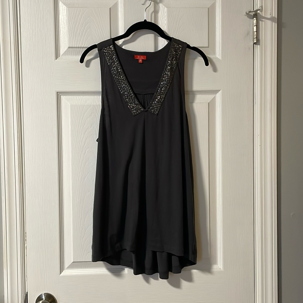 Hi-Line Embellished Tunic Top with Leaf Design (M)